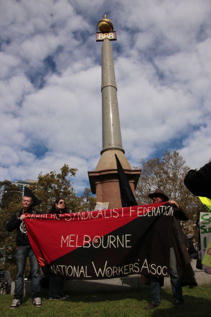 Kundgebung der Anarcho-Syndicalist Federation (ASF-IAA) am 8h-Tag-Denkmal, Melbourne, 1.Mai 2012 [CC:BY-SA, Takver /Australia, https://commons.wikimedia.org]